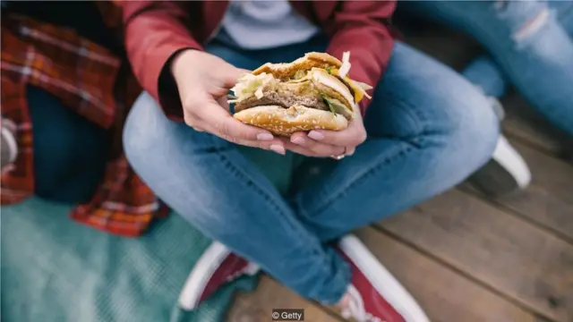 除了与食物无关的因素外，我们还面临着大份量和高脂肪食物等诱惑。