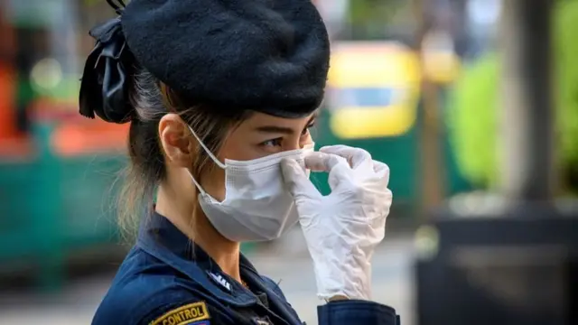 ตำรวจหญิงใส่หน้ากากอนามัย