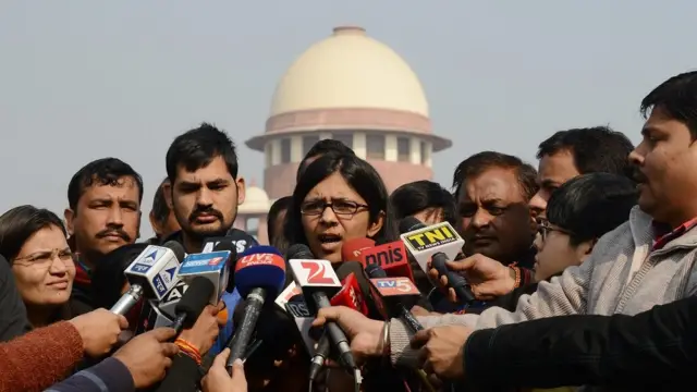 সুপ্রিম কোর্টের সামনে সাংবাদিকদের প্রশ্নের জবাব দিচ্ছেন দিল্লি কমিশন ফর উইমেন'র চেয়ারপার্সন স্বাতী মালিওয়াল ।