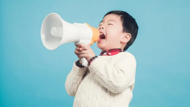 मेगाफोनमा बोल्दै एकजना बालक