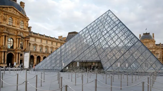 લૂવ્ર મ્યુઝિયમની તસવીર