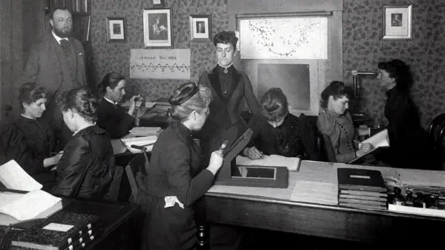 عالم الفلك إدوارد بيكرينغ مع "العقول الإلكترونية" في كلية هارفارد