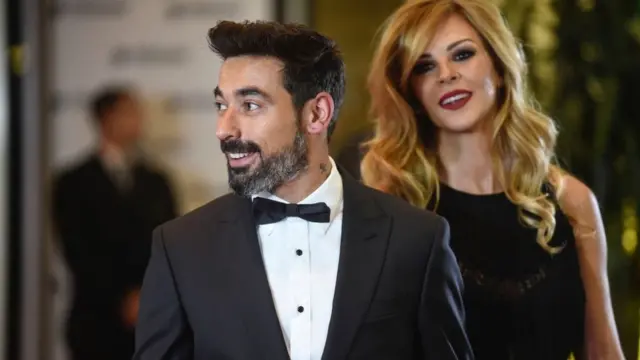 கால்பந்து விளையாட்டு வீரர் எசெக்கியோல் லாவெஸ்ஸியும் அவரது மனைவியும்