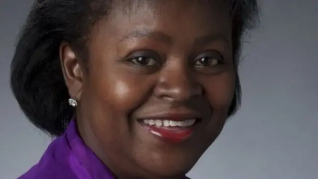 নিউ ইয়র্ক শহরের একটি বাড়িতে একা থাকেন ওপুকোয়া কোয়াপং