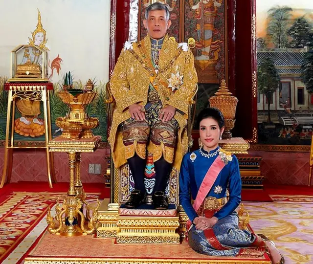 Rei da Tailândia Vajiralongkorn com Sineenat Wongvajirapakdi