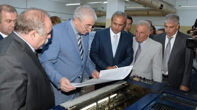 Məzahir Pənahov bülletenlə tanış olur