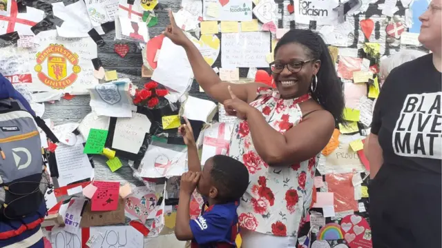 متظاهرة برفقة ابنها دعماً لراشفورد