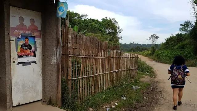 Sidinéia andandoapostador esportivosua casa para o pontoapostador esportivoônibusapostador esportivoParelheiros, no extremo sulapostador esportivoSão Paulo