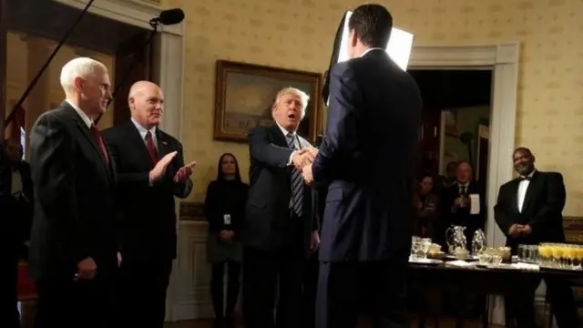 Donald Trump traite l'ancien directeur du FBI James Comey de menteur après la sortie des bonnes feuilles de son livre très critique vis-à-vis du président américain.