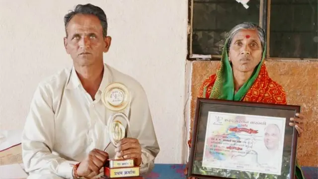 భర్తతో లత