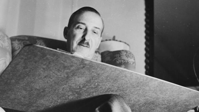 Zweig trabajando en uno de sus manuscritos, en los años 30
