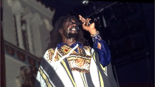 Umuririmvyi Peter Tosh mu giteramo mu nyubakwa ya Aragon Ballroom, Chicago, Illinois, itariki 15 ukwezi kw'indwi, 1983