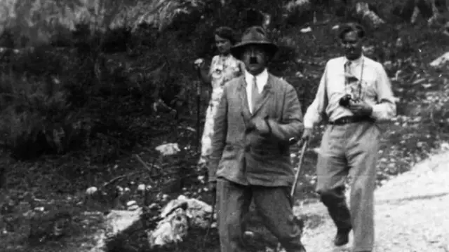 एका निवांत क्षणी फिरताना हिटलर आण गेली