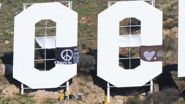 Самі літери не постраждали - їх завісили полотнами