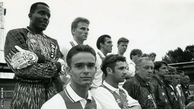 Menzo, debout derrière le jeune Marc Overmars, avec l'équipe de l'Ajax en 1992-1993