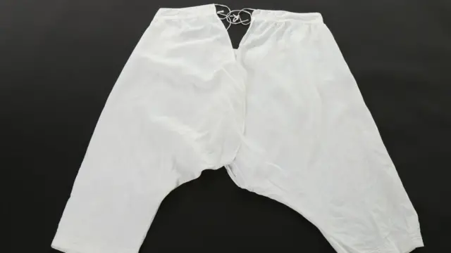 Панталоны королевы Виктории были проданы за 550 фунтов в июне 2015 года