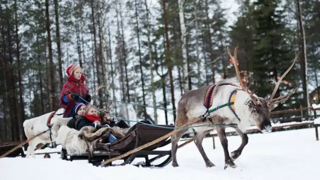 બરફ ચાલતી સ્લૅ પર યુવતીઓ