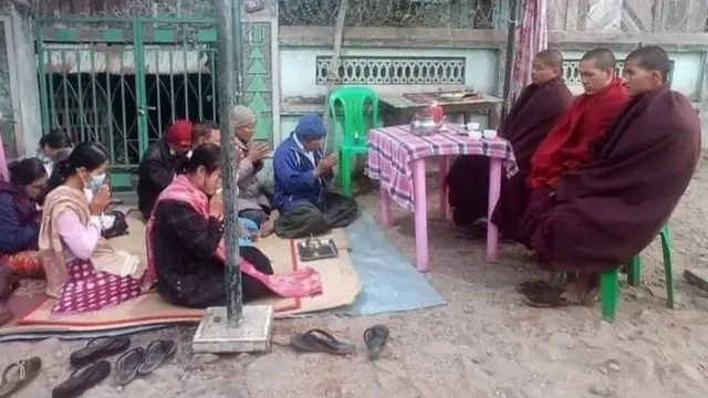 လမ်းဘေးမှာ နာရေးလုပ်၊ လမ်းဘေးမှာပဲ ဆွမ်းသွတ်ကြရ