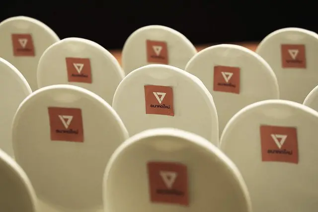 โลโก้สามเหลี่ยมหัวกลับของพรรคอนาคตใหม่