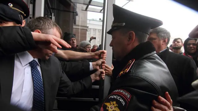 Полиция и клиенты Татфондбанка у здания правительства Татарстана