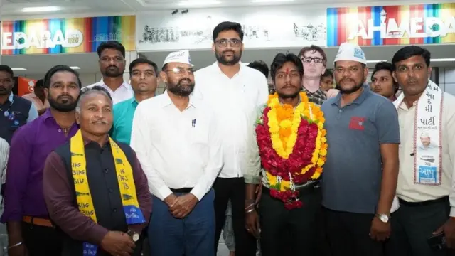 હર્ષ સોલંકીનું દિલ્હીથી અમદાવાદ આવ્યા બાદ સ્વાગત કરાયું હતું