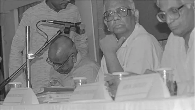 1994 జూన్ 11న దిల్లీలో జరిగిన ఓ సమావేశంలో సోమ్‌నాథ్ ఛటర్జీ, జార్జి ఫెర్నాండెజ్‌లతో టీఎన్ శేషన్ (మైకు కింద వ్యక్తి)