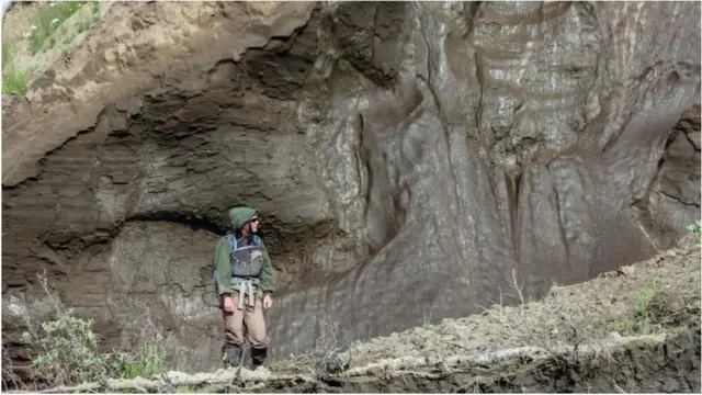 O degelo do permafrost provoca ‘megadesmoronamentos’, abrindo crateras no solo como se fosse um queijo suíço