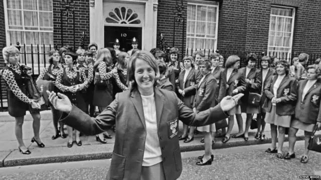 1973 ਵਿੱਚ ਇੰਗਲੈਂਡ ਟੀਮ ਦੀ ਕਪਤਾਨ ਹੇਅਹੋਏ ਫਲਿੰਟ ਇੰਗਲੈਂਡ ਦੀਆਂ ਖਿਡਾਰਨਾਂ ਦੇ ਨਾਲ