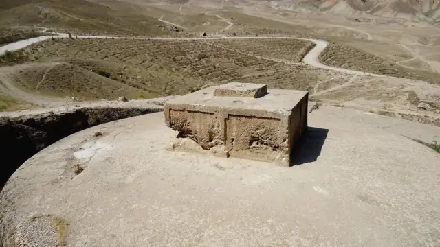 تصویری از تخت رستم