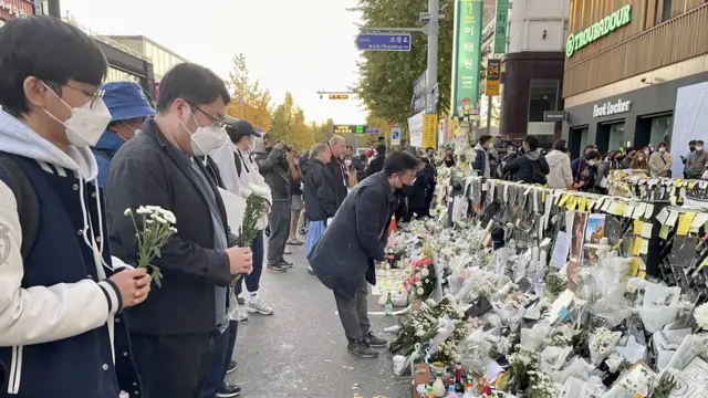 추모객이 남기고 간 국화꽃이 이태원 거리를 가득 메우고 있다.