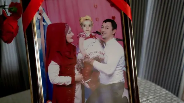 Ушбу суратда Хадичанинг онаси, отаси ва синглиси. Улар портлаш пайти ҳалок бўлганлар