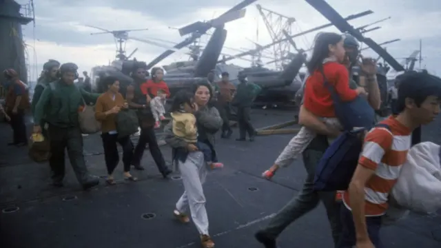 Refugiados vietnamitas a bordo de un barco de la Marina de Estados Unidos, antes de la caída de Saigón