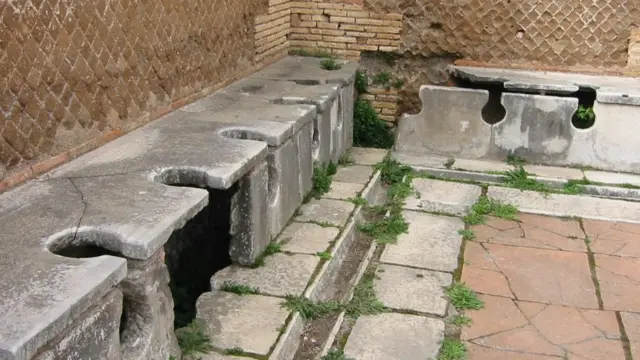 Letrinas romanas del siglo II d.C. en el Museo de Arqueología y Ruinas Romanas, Ostia, Italia.