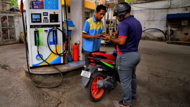 ভারতকে বেশির ভাগ তেলই বিদেশ থেকে আমদানি করতে হয়