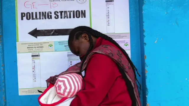 2022년 8월 9일 개최된 케냐의 총선거 중, 한 케냐 여성이 투표 줄에서 기다리면서 아기에게 모유를 먹이고 있다