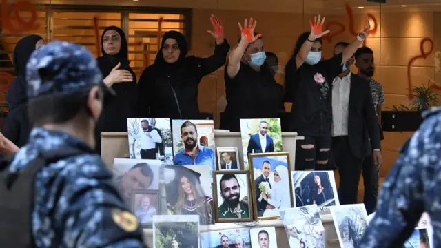 أقارب ضحايا انفجار مرفأ بيروت يتجمعون أمام منزل وزير الداخلية اللبناني محمد فهمي خلال احتجاج للمطالبة بإجراء عادل للتحقيق