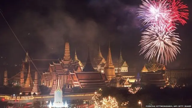 त्यानंतर अदून्यदेत आईसोबत स्वित्झर्लंडला गेले आणि तिथंच त्यांनी शिक्षण पूर्ण केले. तरुणपणाच्या काळात त्यांना फोटोग्राफी करण्याचा, सैक्सोफोन वाजवण्याचा आणि गाणी लिहिण्याची आवड होती. तसंच ते पेंटिंग आणि लेखनही करत असत. 1935 साली त्यांचे काका किंग प्रजादोपक यांनी राजपद सोडलं आणि त्यानंतर अदून्यदेत यांचे भाऊ आनंद यांनी गादी सांभाळायला सुरुवात केली. 1946 मध्ये नेमबाजी करताना झालेल्या दुर्घटनेत आनंद यांचा मृत्यू झाला. त्यांच्यानंतर अदून्यदेत यांच्याकडं राजपद सोपवण्यात आलं. त्यावेळी अदून्यदेत अवघ्या अठरा वर्षांचे होते.