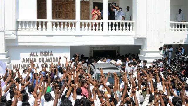 अपने समर्थकों के साथ शशिकला