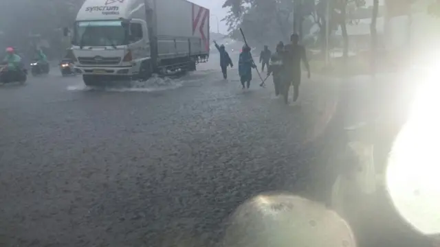 Banjir di Jalan Yos Sudarso, Sunter Jaya, Jakarta Utara dengan ketinggian 10 - 20 cm