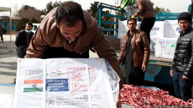 ਅਫ਼ਗ਼ਾਨਿਸਤਾਨ ਵਿੱਚ ਭਾਰਤ ਵੱਲੋਂ ਭੇਜੀ ਗਈ ਮਦਦ ਦੀ ਸਮੱਗਰੀ ਚੁੱਕਦਾ ਹੋਇਆ ਇਹ ਅਫ਼ਗ਼ਾਨ ਨੌਜਵਾਨ