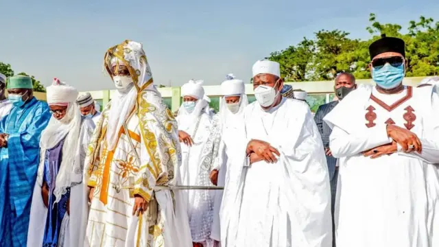 Gwamnan Kano Abdullahi Ganduje da Sarkin Kano Aminu Ado Bayero lokacin da suke gudanar da sallar Idi...