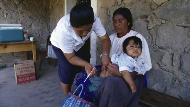 Atención médica a población indígena.