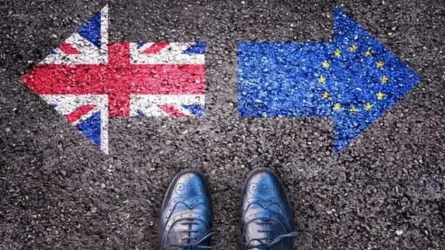 ok şeklinde ingiltere ve ab bayrağı çizimleri