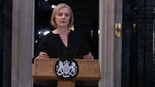 রানির মৃত্যুর পর ১০ নম্বর ডাউনিং স্ট্রিটে বক্তব্য রাখছেন প্রধানমন্ত্রী লিজ ট্রাস।