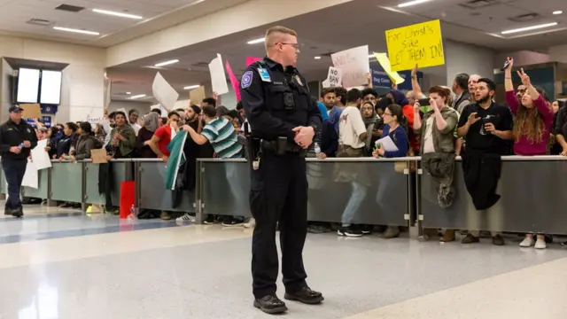 Dallas'ta bir havaalanında protestocular
