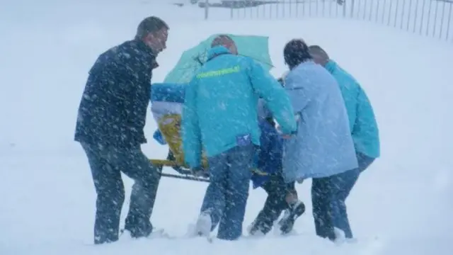 Kees Veldboer movendo um pacientecleopatra slot machine freeuma maca durante neve forte