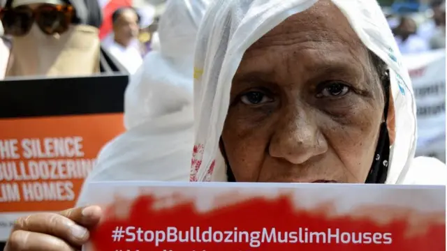 ગુજરાત સરકાર પર ઉત્તર પ્રદેશની જેમ 'બુલડોઝર રાજકારણ' કરવાનો આરોપ લગાવાયો હતો