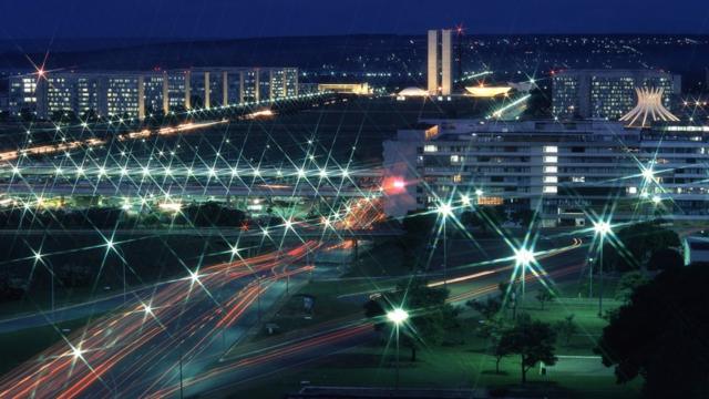 A Esplanada dos Ministérios à noite, iluminada por luzesbet pix appcarros e postes