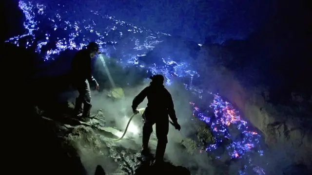 ইন্দোনেশিয়ার জাভা দ্বীপে ভূমিকম্পের পরে এই দৃশ্যের অবতারণা ঘটে