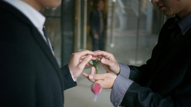 2011年，湖北武汉一对同性恋情侣交换戒指